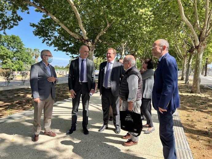 El alcalde de Sevilla, Antonio Muñoz, ha visitado el primer tramo arreglado del Paseo Juan Carlos I, en Torneo, acompañado de los delegados Juan Carlos Cabrera y Juan Manuel Flores y representantes de asociaciones vecinales del Casco Antiguo.