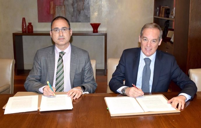 Manuel Villegas, director general de Cajamar, Y Santiago Villa, CEO de Generali España, en la firma de la ampliación del acuerdo de colaboración en bancaseguros hasta 2035.