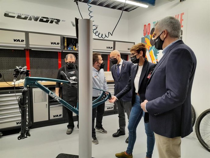 La presidenta Chivite, durante su visita a las instalaciones de la empresa Conor Bikes