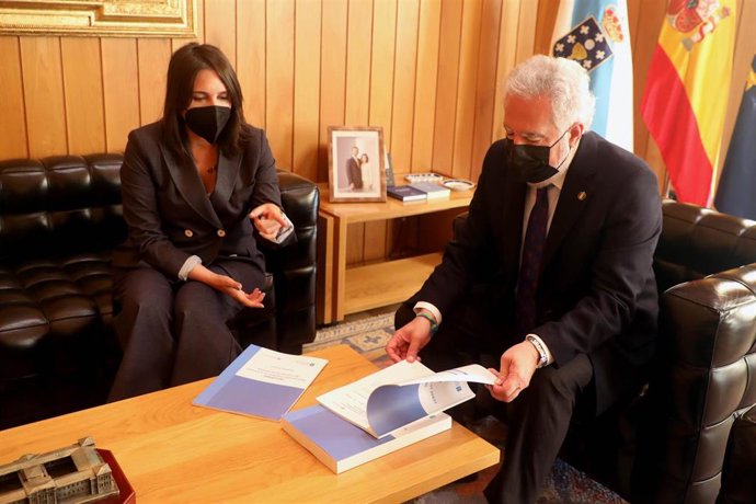 La conselleira de Emprego e Igualdade, M Jesús Lorenzana Somoza, entrega al presidente del Parlamento de Galicia, Miguel Ángel Santalices Vieira, el Informe anual 2021 sobre violencia de género en Galicia