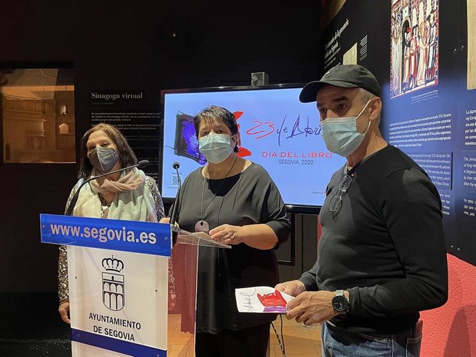 La alcaldesa de Segovia, Clara Luquero, junto con el director de la obra Último viaje de Antonio Machado, Juan Carlos Puerta, y una de las actrices del espectáculo Isabel de Antonio.