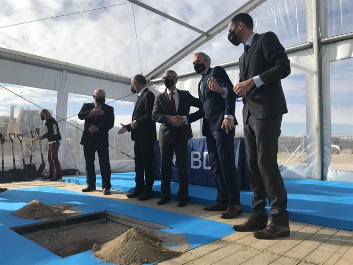 Archivo - Pimera piedra de la planta de Becton Dickinson en polígono Empresarium, en Zaragoza