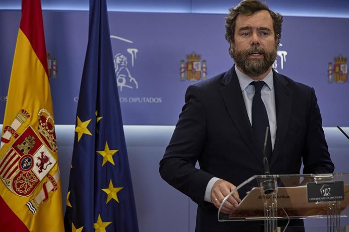 El portavoz parlamentario de Vox, Iván Espinosa de los Monteros, en una rueda de prensa posterior a una Junta de Portavoces