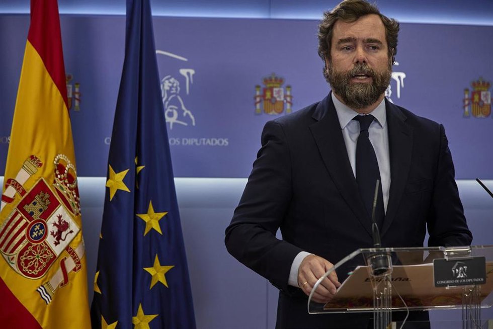 El portavoz parlamentario de Vox, Iván Espinosa de los Monteros, en una rueda de prensa posterior a una Junta de Portavoces