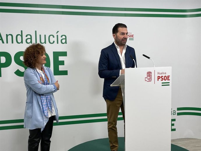 El secretario de Organización de la Comisión Ejecutiva Regional del PSOE de Andalucía, Noel Lopez, junto a la secetaria general del PSOE en Huelva, María Eugenia Limón.