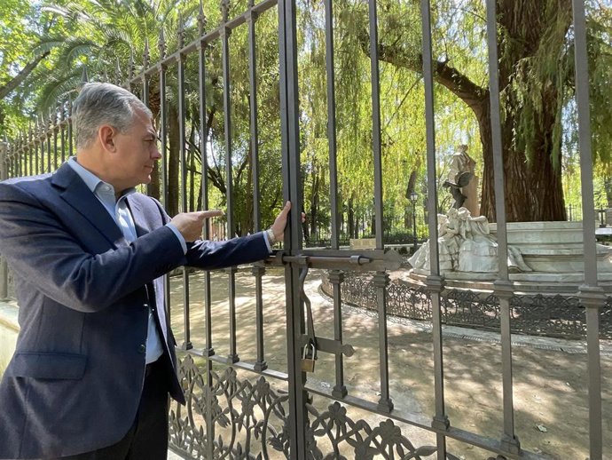 El candidato del PP a la Alcaldía de Sevilla, José Luis Sanz, en la Glorieta de Bécquer, en el Parque de María Luisa.