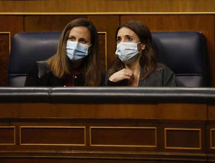 La ministra de Derechos Sociales y Agenda 2030, Ione Belarra (i), y la ministra de Igualdad, Irene Montero.