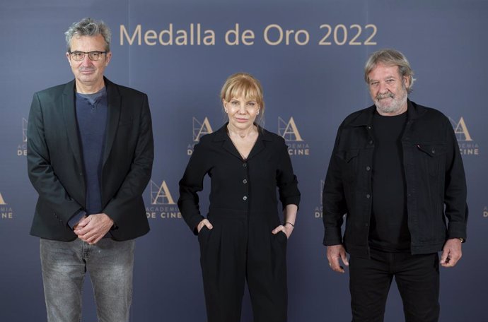 (I-D) El presidente de la Academia del Cine, Mariano Barroso; la actriz Cecilia Roth; y el actor Jorge Perugorría, posan durante la entrega de la Medalla de Oro 2022, en la Academia de Cine, a 19 de abril de 2022, en Madrid (España). Cecilia Roth y Jorg