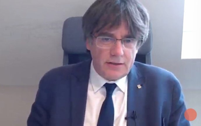 El expresidente de la Generalitat y líder de Junts, Carles Puigdemont, en videoconferencia este lunes en el acto 'Neocolonialisme a Amrica Llatina: el cas de Bernardo Caal a Guatemala'