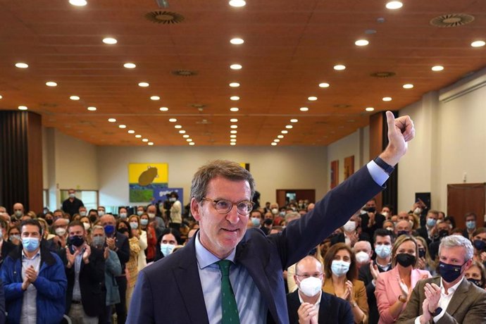 O presidente nacional do Partido Popular e do PPdeG, Alberto Núñez Feijóo, saúda após presidir unha reunión da Xunta Directiva do PP de Galicia, no Hotel Eurostars San Lázaro, a 18 de abril de 2022, en Santiago de Compostela, A Coruña, Galicia (