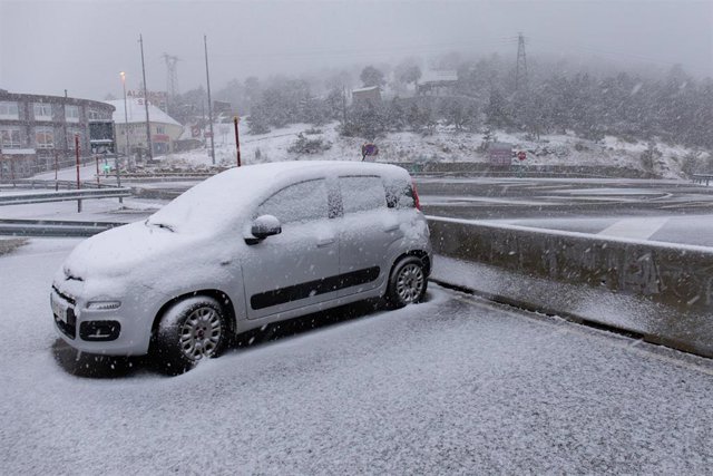 Archivo - Un coche cubierto de nieve en el Puerto de Navacerrada, a 22 de noviembre de 2021, en Madrid, (España). Los puertos de Navacerrada (M-601) y Cotos (M-604) están en nivel amarillo a causa de la nieve. 