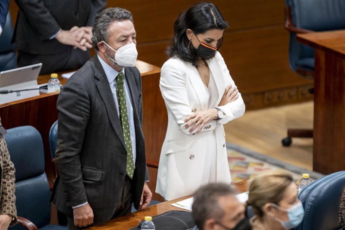 Archivo - La portavoz del Grupo Parlamentario de Vox, Rocío Monasterio, y el diputado de Vox, Íñigo Henríquez de Luna Losada, durante el minuto de silencio por el caso de violencia machista en Pozuelo, en una sesión del pleno de la Asamblea de Madrid, a