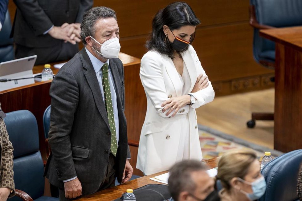 Archivo - La portavoz del Grupo Parlamentario de Vox, Rocío Monasterio, y el diputado de Vox, Íñigo Henríquez de Luna Losada, durante el minuto de silencio por el caso de violencia machista en Pozuelo, en una sesión del pleno de la Asamblea de Madrid, a