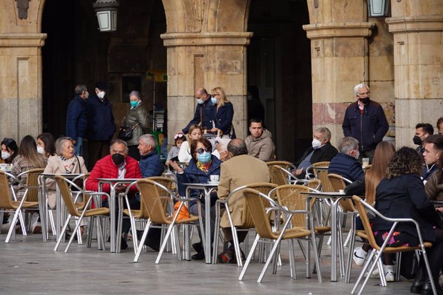 Archivo - Varias personas en la terraza de un restaurante en Plaza Mayor de Salamanca, Castilla y León (España), a 26 de febrero de 2021.  