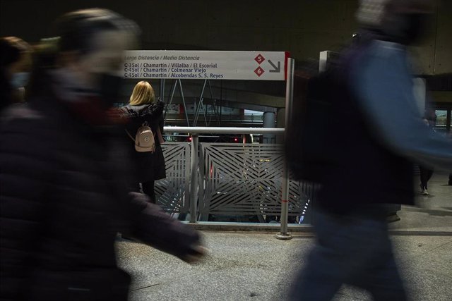 Viajeros caminan por las instalaciones de la estación de Atocha