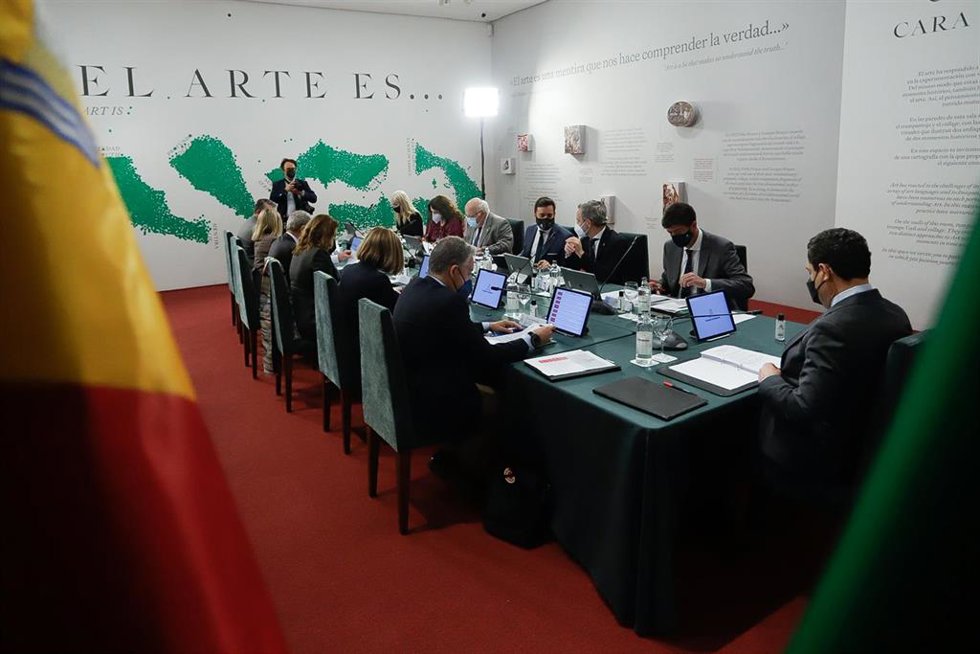 El presidente de la Junta de Andalucía, Juanma Moreno, preside la reunión que celebra el Consejo de Gobierno en el Museo Picasso de Málaga a 19 de abril del 2022 en Málaga (Andalucía, España) 