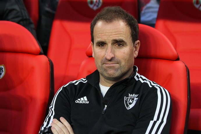 Archivo - Jagoba Arrasate, head coach of Osasuna looks on during the Spanish League, La Liga Santander, football match played between Rayo Vallecano and CA Osasuna at Vallecas stadium on February 12, 2022, in Madrid, Spain.
