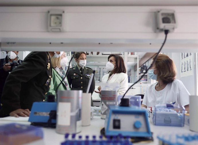 La ministra de Defensa, Margarita Robles (2d), visita el Instituto de Toxicología de la Defensa, en el Complejo del Hospital Central de la Defensa Gómez Ulla, Centro Sanitario de Vida y Esperanza de Vida, a 18 de abril de 2022, en Madrid (España). El In