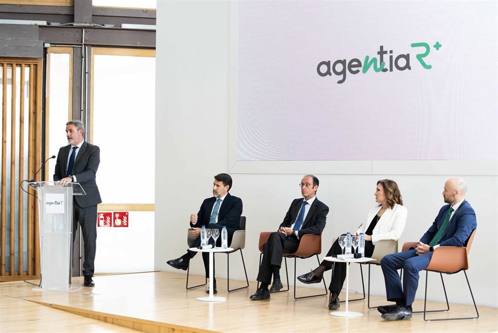 De izquierda a derecha, el viceconsejero de Vivienda de la Comunidad de Madrid, José María García; el presidente de Agentia R+, Francisco Ordóñez; la consejera delegada de Agentia R+, Eva Cuesta, y el director general de Agentia R+, David Paramio