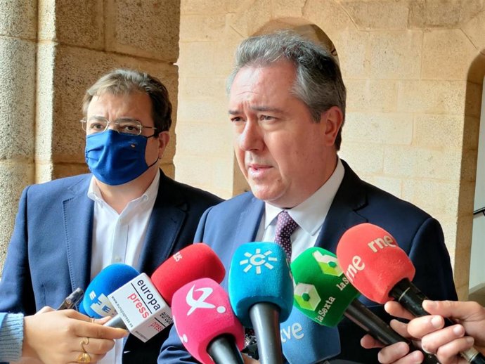 El secretario general del PSOE de Andalucía, junto a Guillermo Fernández Vara, tras la reunión en Presidencia de la Junta.