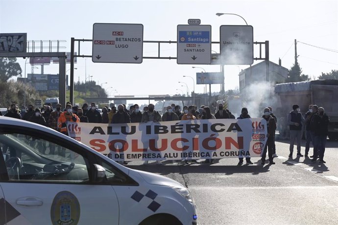 Archivo - Trabajadores de la plantilla de Alu Ibérica con una pancarta en la Avenida Alfonso Molina, donde han cortado el tráfico que sale de la ciudad, a 27 de enero de 2022, en A Coruña, Galicia (España). Los trabajadores de la fábrica de aluminio Alu