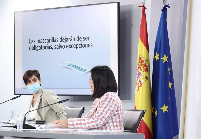La ministra Portavoz, Isabel Rodríguez (i) y la ministra de Sanidad, Carolina Darias (d), en una rueda de prensa posterior al Consejo de Ministros, en el Complejo de la Moncloa, a 19 de abril de 2022, en Madrid (España).