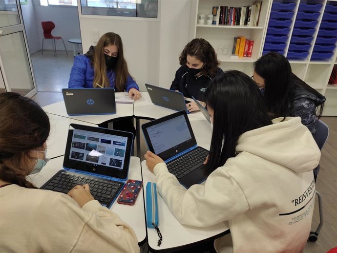 Cinco alumnas del SAFA Nuestra Señora de los Reyes trabajan en el desarrollo de una app para frenar residudos plásticos marinos.