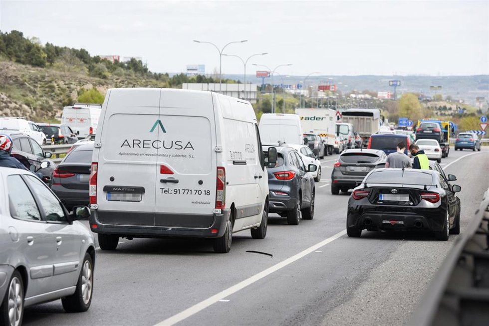 Tráfico en la A-3 a la altura de Rivas, el día en que arranca la operación salida de Semana Santa 2022, a 8 de abril de 2022, en Madrid (España). Hoy empieza la operación salida de Semana Santa 2022, un año en el que vuelven a salir las procesiones, que
