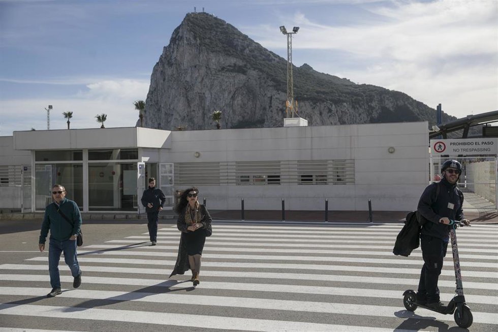 Archivo - Varios ciudadanos cruzan la aduana del paso con Gibraltar,  en La Línea de la Concepción (Cádiz) 