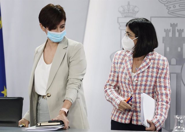 La ministra Portavoz, Isabel Rodríguez (i) y la ministra de Sanidad, Carolina Darias (d), a su llegada a una rueda de prensa posterior al Consejo de Ministros, en el Complejo de la Moncloa, a 19 de abril de 2022, en Madrid (España). 