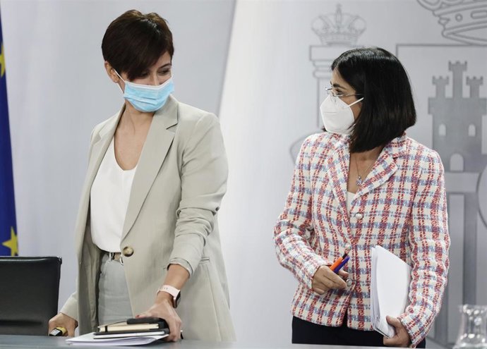 La ministra Portavoz, Isabel Rodríguez (i) y la ministra de Sanidad, Carolina Darias (d), a su llegada a una rueda de prensa posterior al Consejo de Ministros, en el Complejo de la Moncloa, a 19 de abril de 2022, en Madrid (España). 