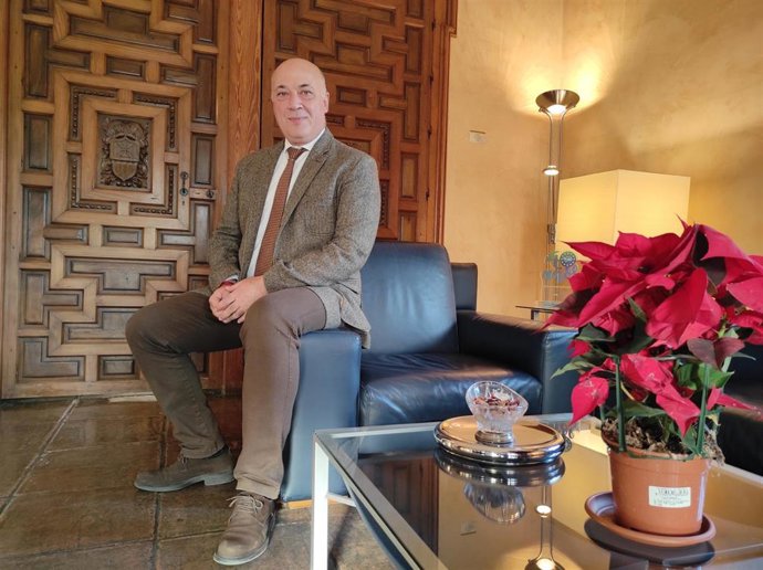 Archivo - El presidente de la Diputación de Córdoba, Antonio Ruiz, en su despacho del Palacio de la Merced.