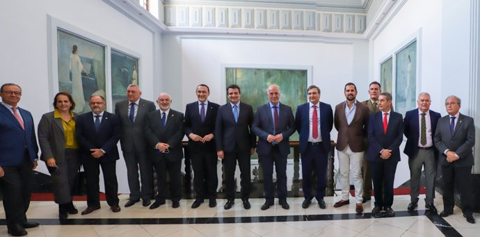 El presidente de la Diputación, Antonio Ruiz (séptimo por la dcha.),  junto a otros participantes en el encuentro 'Cómo trabajar con Defensa'