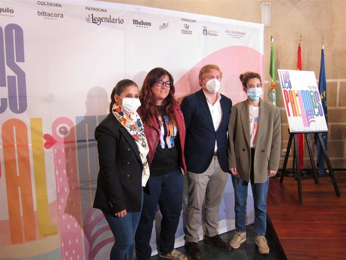 Autoridades en la presentación del cartel de 'Los Palomos' de Badajoz 2022