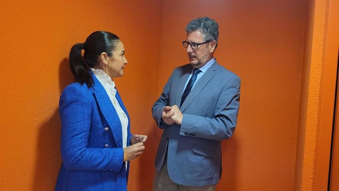 La coordinadora de Cs en Huelva, María Ángeles Muriel, junto al  delegado territorial de Igualdad, Políticas Sociales y Conciliación, Manuel Antonio Conde.