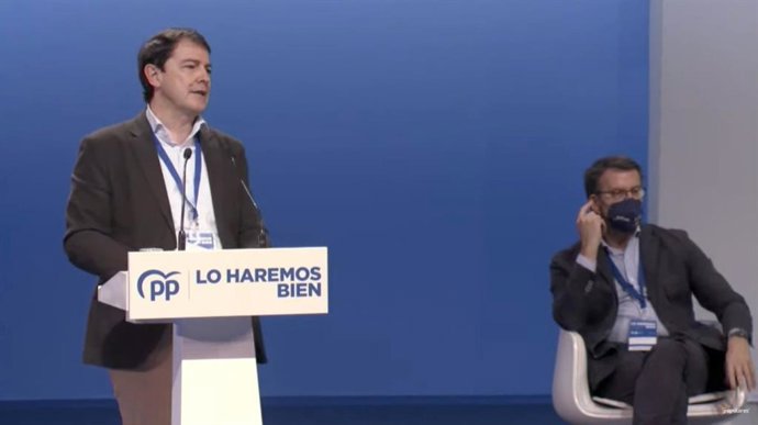 Alfonso Fernández Mañueco, junto a Alberto Núñez Feijóo, durante su intervención en el  Congreso Nacional del PP en Sevilla.