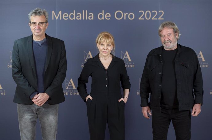 (I-D) El presidente de la Academia del Cine, Mariano Barroso; la actriz Cecilia Roth; y el actor Jorge Perugorría, posan durante la entrega de la Medalla de Oro 2022, en la Academia de Cine