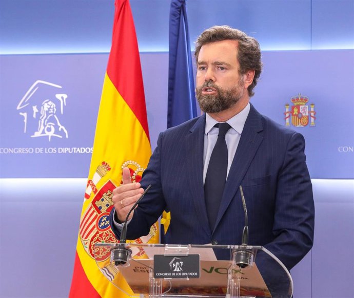 El portavoz parlamentario de Vox, Iván Espinosa de los Monteros, responde a los medios tras una Junta de Portavoces en el Congreso de los Diputados, a 19 de abril de 2022, en Madrid (España).
