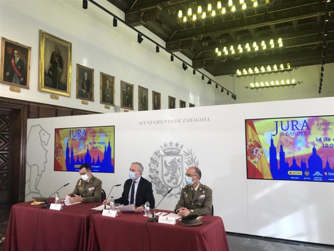 Archivo - El Comandante Militar de Zaragoza y Teruel, el general Manuel López; el delegado de Defensa en Aragón, el coronel Conrado Cebollero; y el alcalde de Zaragoza, Jorge Azcón, presentan la Jura de Bandera civil.