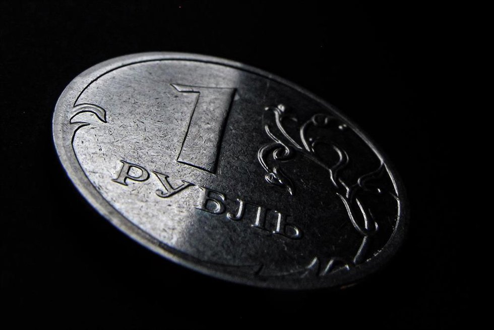 Archivo - FILED - 16 December 2014, Kaufbeuren: A view of a Russian Rouble coin on a display board. Russian President Vladimir Putin's instruction to require rouble payments for Russian gas will not yet take effect on Thursday, says Kremlin spokesperson