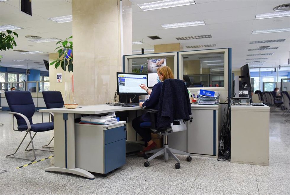 Archivo - Una funcionaria trabajando