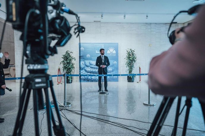 García-Gallardo atiende a los medios en los pasillos de las Cortes