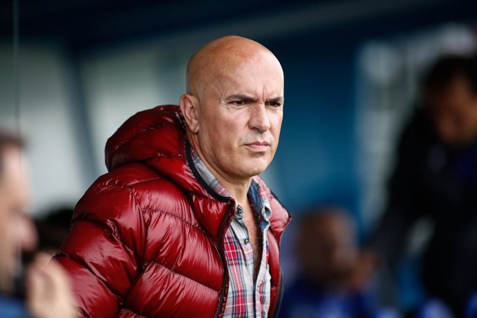 Archivo - Luis Cesar Sampedro, head coach of Deportivo from Spain, during the spanish Liga Smartbank football match played between CD Fuenlabrada and Deportivo de la Coruna at Fernando Torres Stadium on November 02, 2019, in Fuenlabrada, Madrid, Spain.