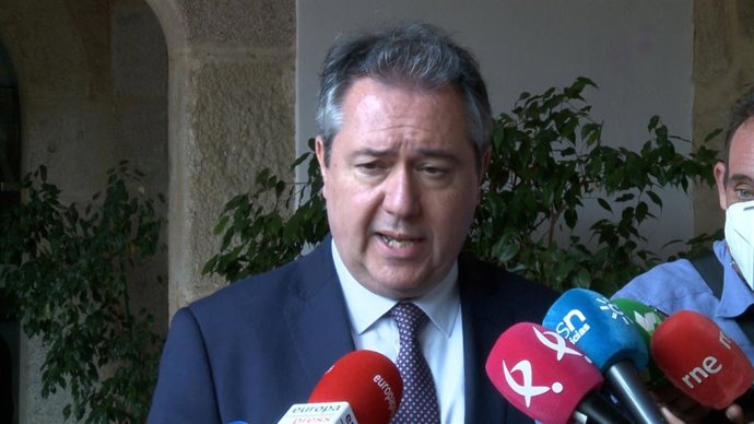 El secretario general del PSOE de Andalucía, Juan Espadas, atiende a los medios tras reunirse con el presidente de la Junta, Guillermo Fernández Vara, en Mérida