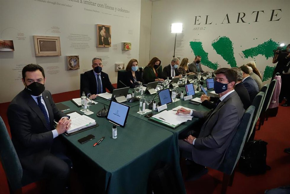 El presidente de la Junta de Andalucía, Juanma Moreno, preside la reunión que celebra el Consejo de Gobierno en el Museo Picasso de Málaga a 19 de abril del 2022 en Málaga (Andalucía, España). El Consejo de Gobierno de la Junta de Andalucía celebra este
