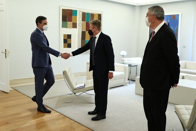 El presidente del Gobierno, Pedro Sánchez y el presidente de la Asociación Española de Fabricantes de Automóviles y Camiones (Anfac), Wayne Griffiths