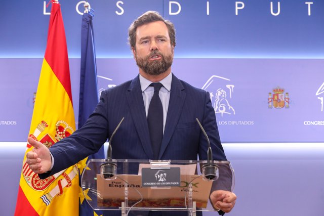 El portavoz parlamentario de Vox, Iván Espinosa de los Monteros, responde a los medios tras una Junta de Portavoces en el Congreso de los Diputados, a 19 de abril de 2022, en Madrid (España).