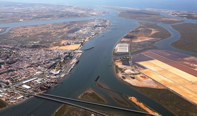 Imagen aérea de la ciudad de Huelva y de su Puerto.
