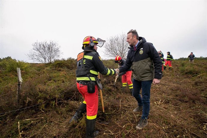 Guillermo Blanco con agentes de la UME