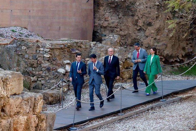 El Presidente de la Junta de Andalucía, Juanma Moreno (i), y el vicepresidente de la Junta, Juan Marín(d), camina juntos para posan en la fotografía conmemorativa ante el Teatro Romano, con motivo de la reunión que celebra el Consejo de Gobierno en el M